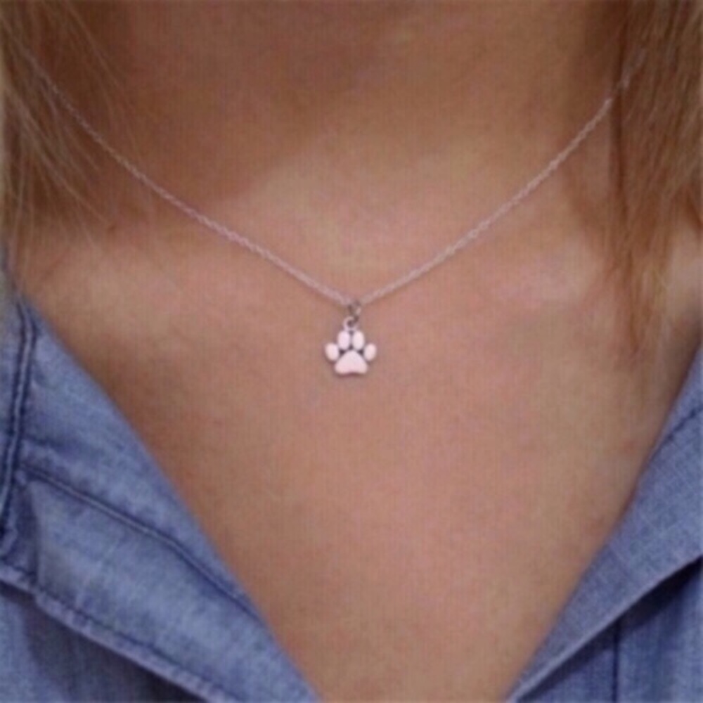 🐾 NWT Silver Paw Print Pendant Necklace 🐾
